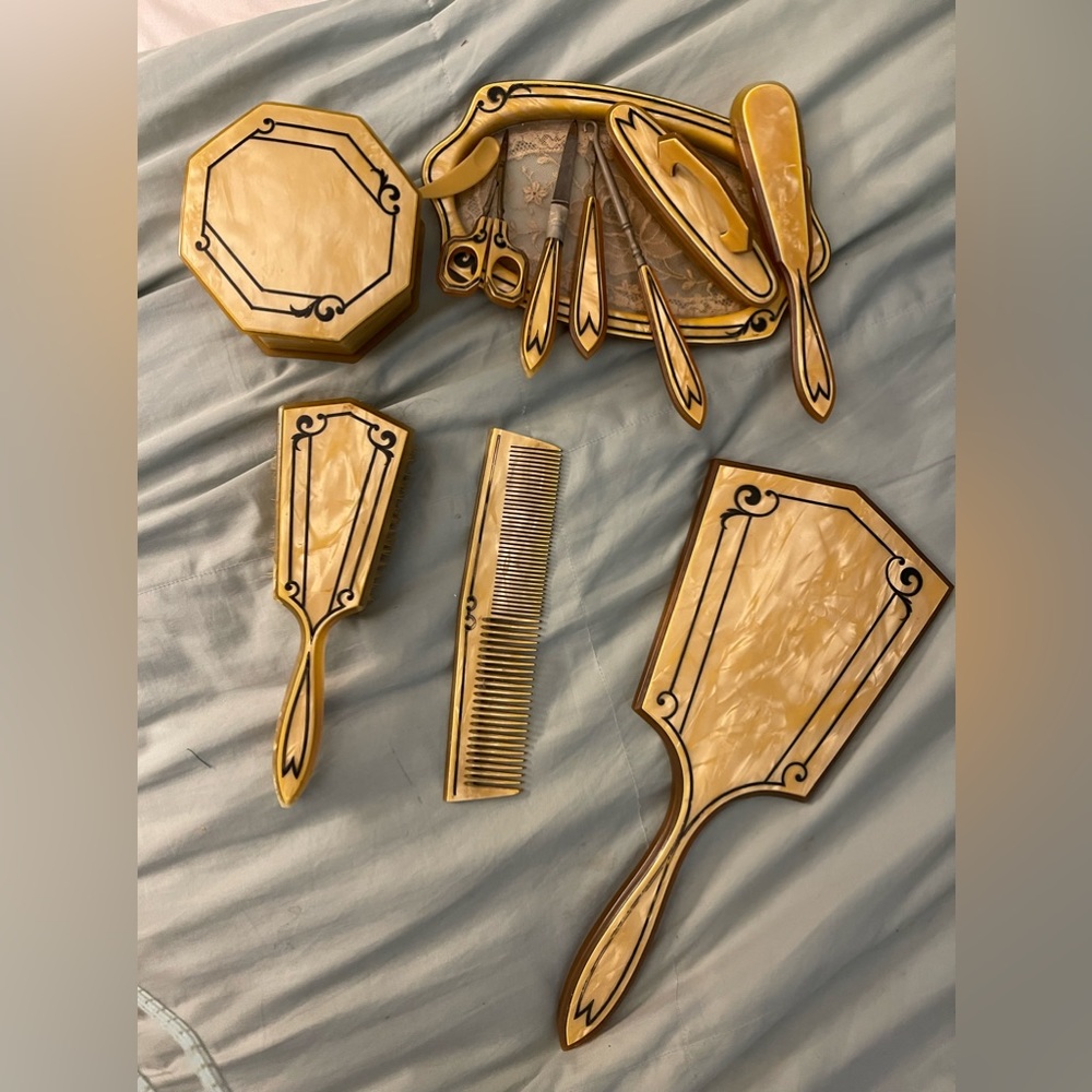 Bake lite dresser/grooming set, vintage in great condition